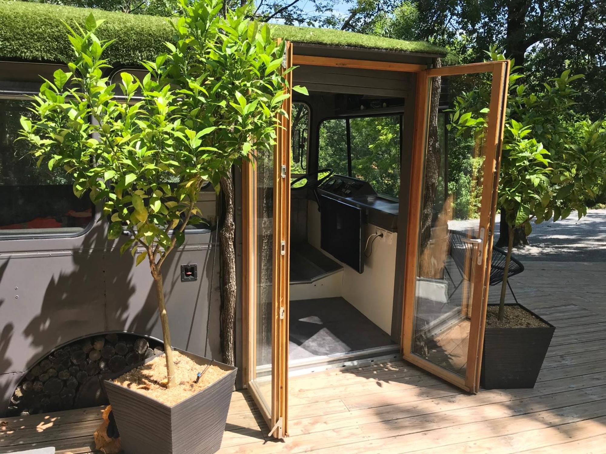 Bus Atypique Au Bord Du Canal Du Midi Et Au Coeur D'Une Foret 2 Chambres Villepinte  エクステリア 写真