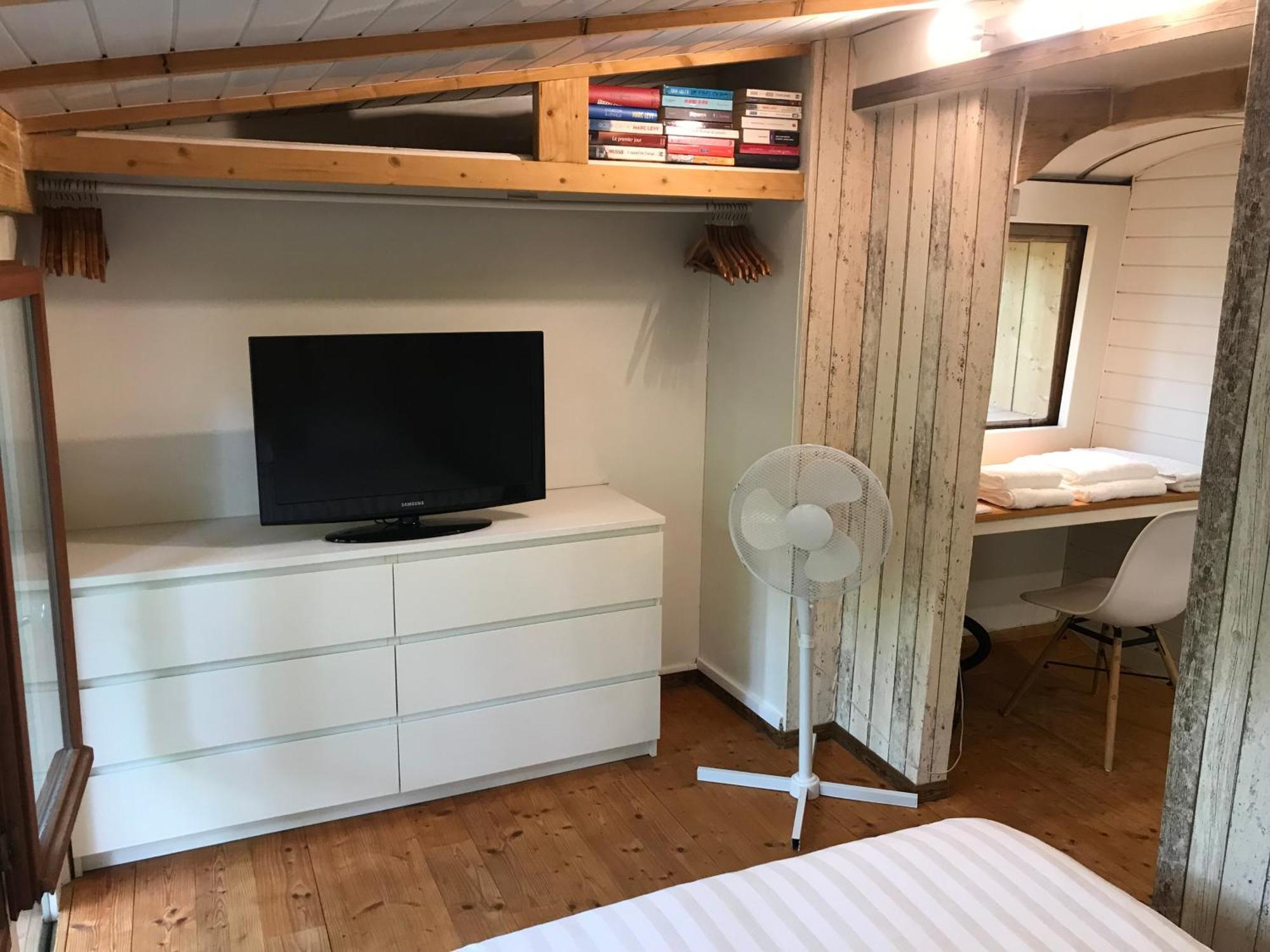 Bus Atypique Au Bord Du Canal Du Midi Et Au Coeur D'Une Foret 2 Chambres Villepinte  エクステリア 写真