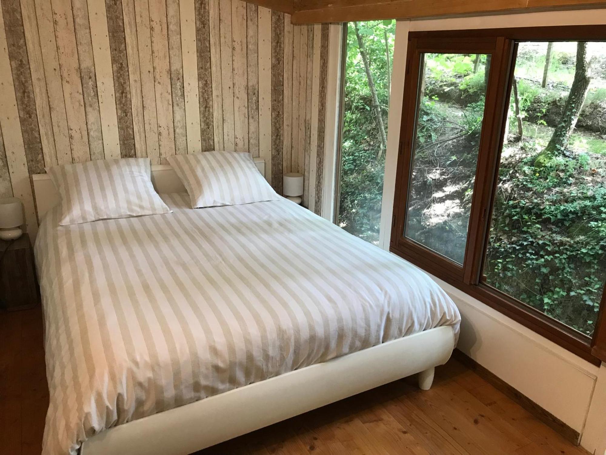 Bus Atypique Au Bord Du Canal Du Midi Et Au Coeur D'Une Foret 2 Chambres Villepinte  エクステリア 写真
